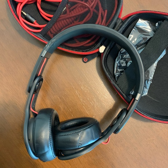 Beats by Dre Mixr Headphones and Case - Picture 4 of 5